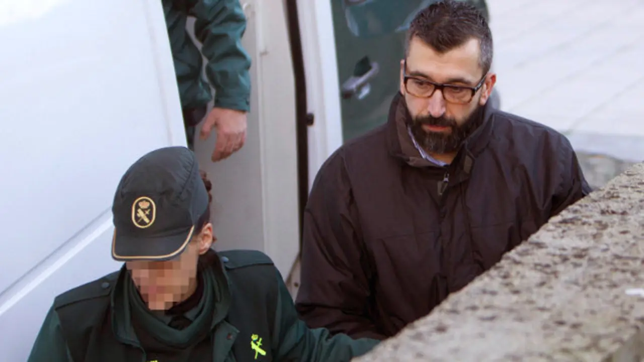 César Adrio, es conducido a los juzgados.SALVADOR SAS (Efe)