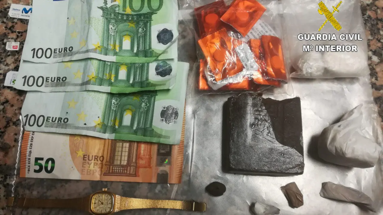 Material incautado en la detención del hombre. GUARDIA CIVIL DE PONTEVEDRA