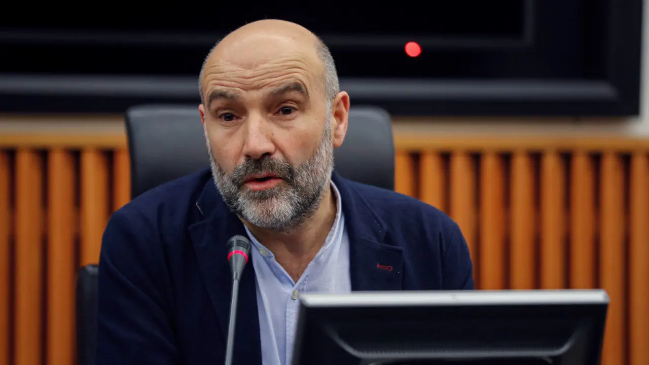 Rueda de prensa de Néstor Rego en el Congreso de los Diputados tras la reunión con el PSOE. EMILIO NARANJO (EFE)