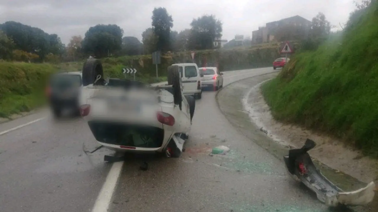 El vehículo siniestrado en San Cibrao das Viñas. E.O