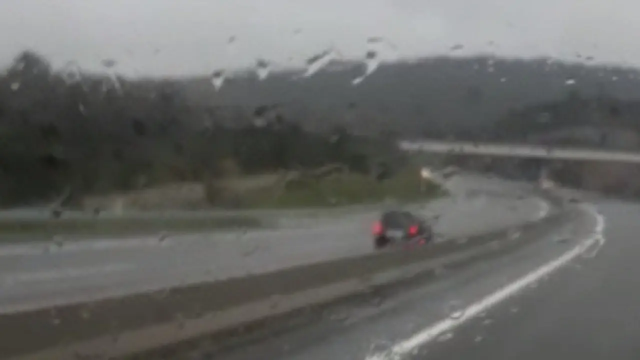 El vehículo circulando en sentido contrario en la AG-55. TVG