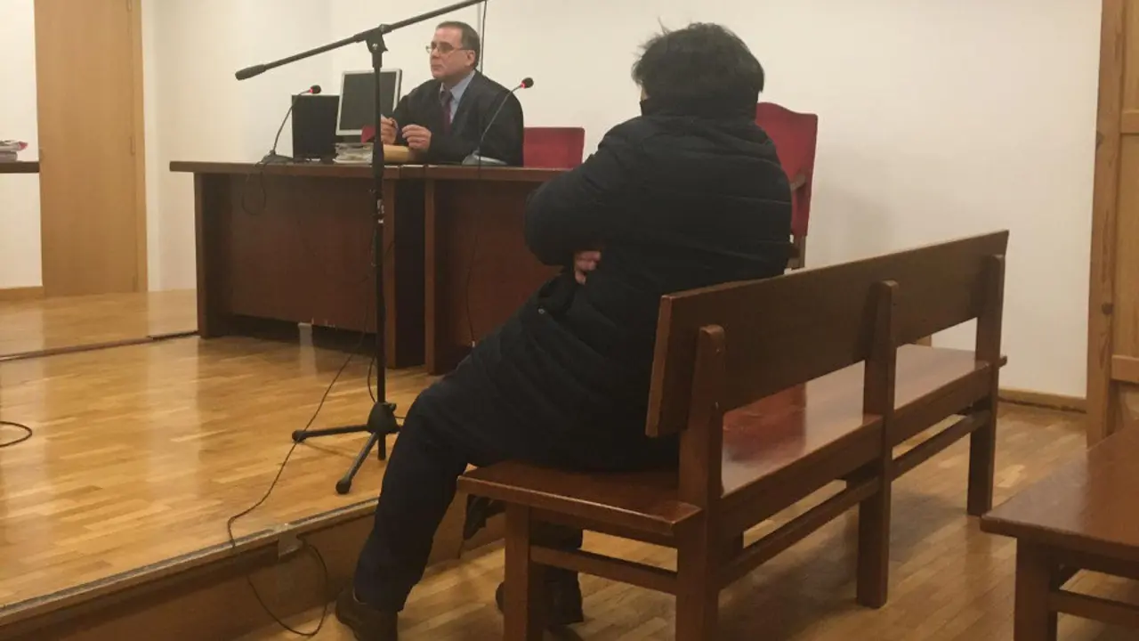 El vecino de Chantada acusado de dejar morir a 39 reses en Chantada, en el banquillo. EP