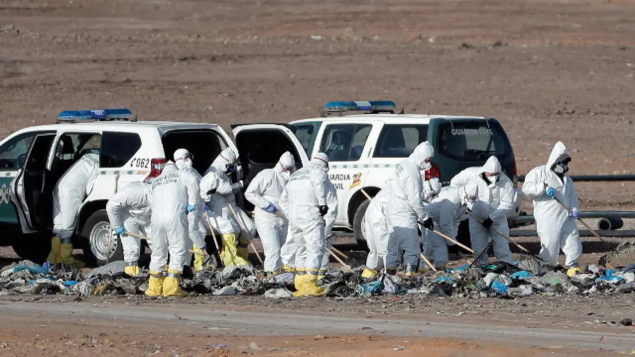 Axentes da Garda Civil buscan restos biolóxicos de Marta Calvo.MIGUEL BRUQUE (Efe)