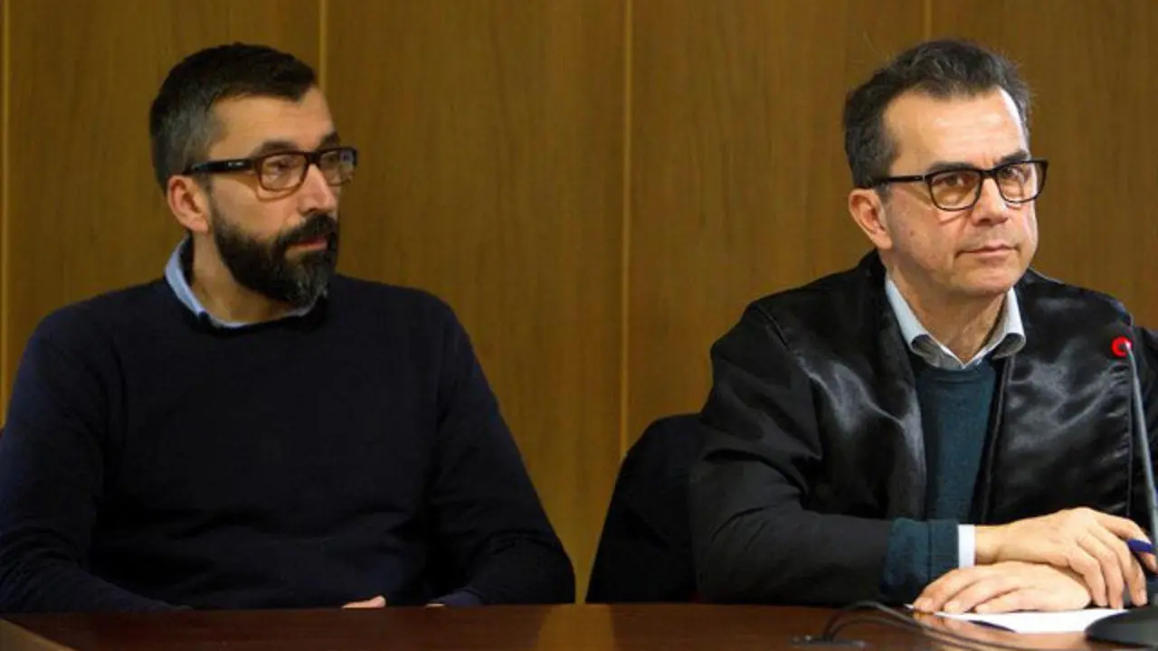 O acusado César Adrio Otero xunto co seu avogado, Guillermo Presa, tras ser declarado culpable. SALVADOR SAS (EFE)