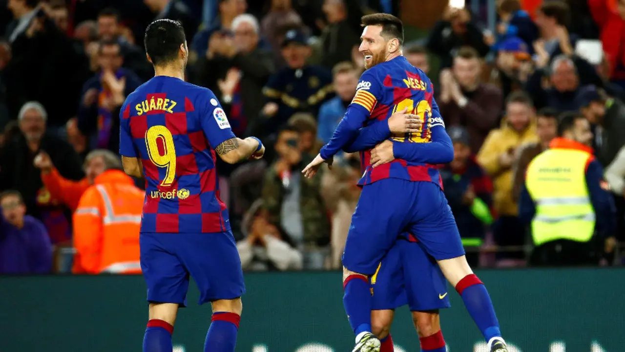 Suárez, Messi y Griezmann celebran el gol del argentino ante el Alavés. ERIC FONTCUBERTA (EFE)