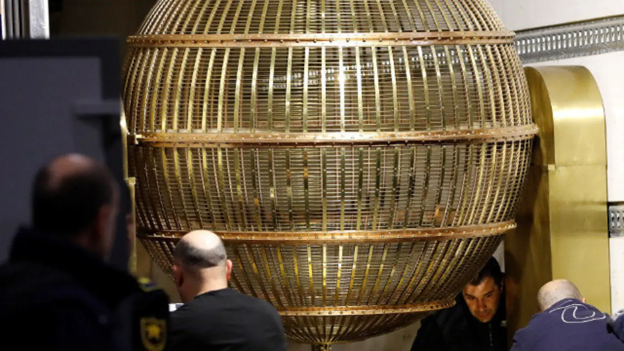 Un dos bombos da Lotería de Nadal. BALLESTEROS (EFE)