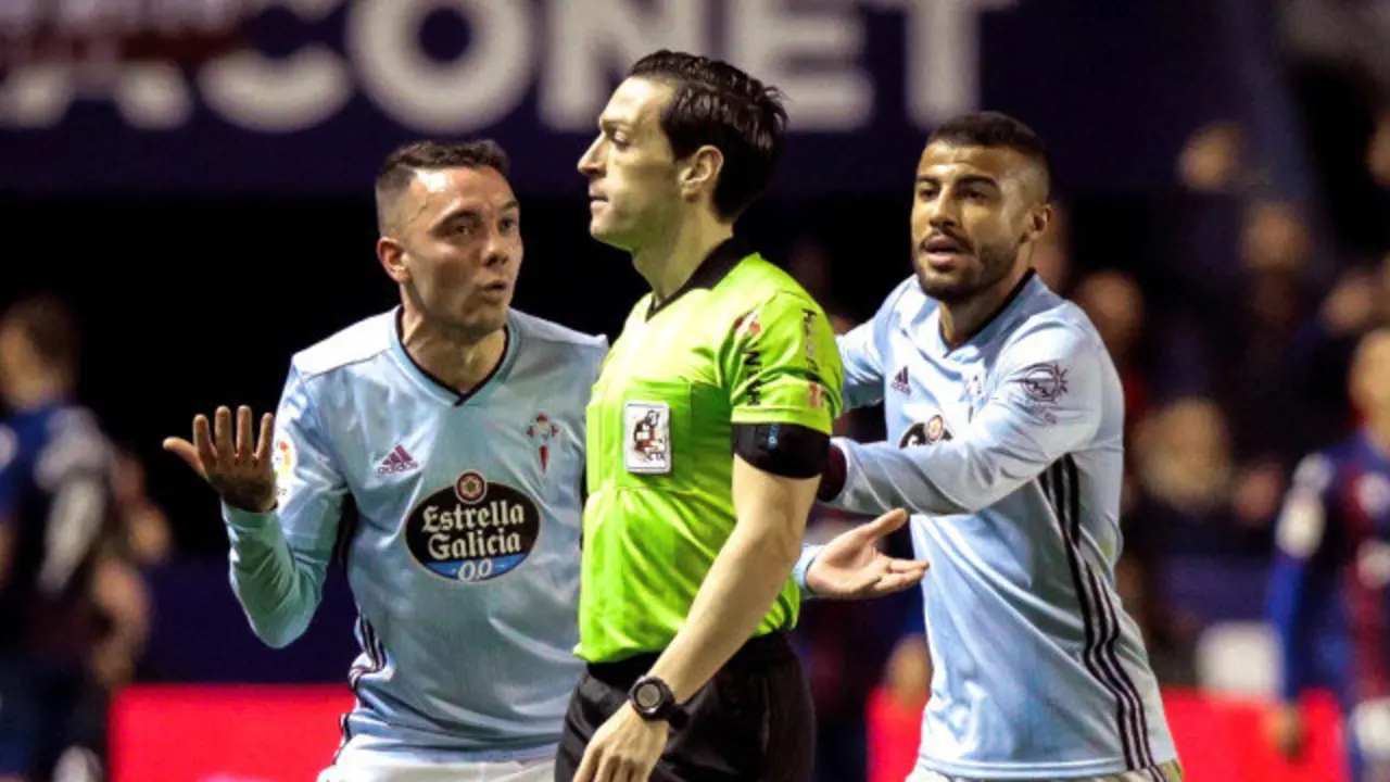 Iago Aspas e Rafinha Alcántara protestan ao árbitro Prieto Iglesias tras o segundo gol do Levante. BIEL ALIÑO (EFE)