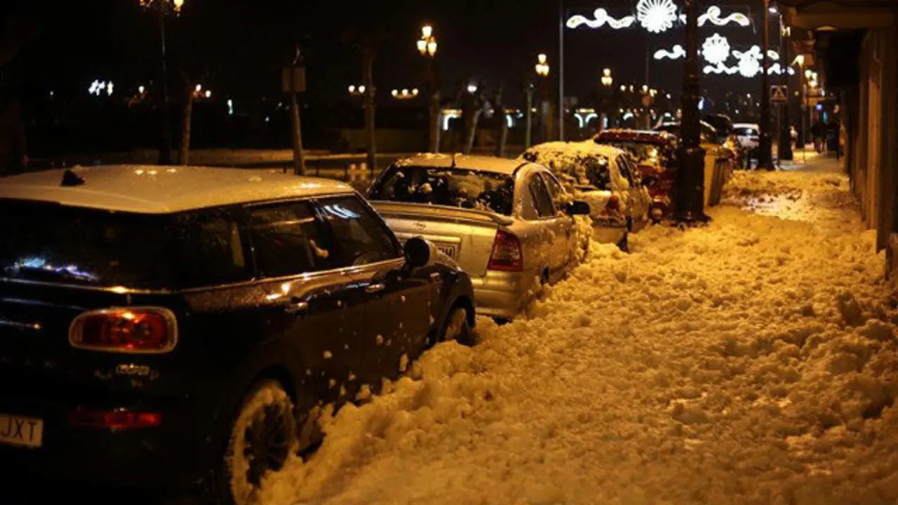 Rúas cubertas de escuma do mar en Baiona. SXENICK