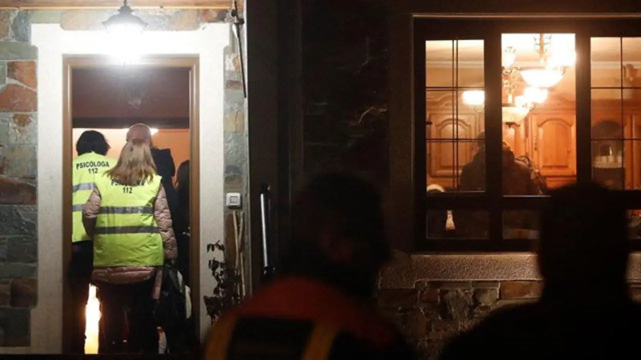 Vivenda de Curtis na que tres persoas faleceron este domingo. ELISEO TRIGO (EFE)