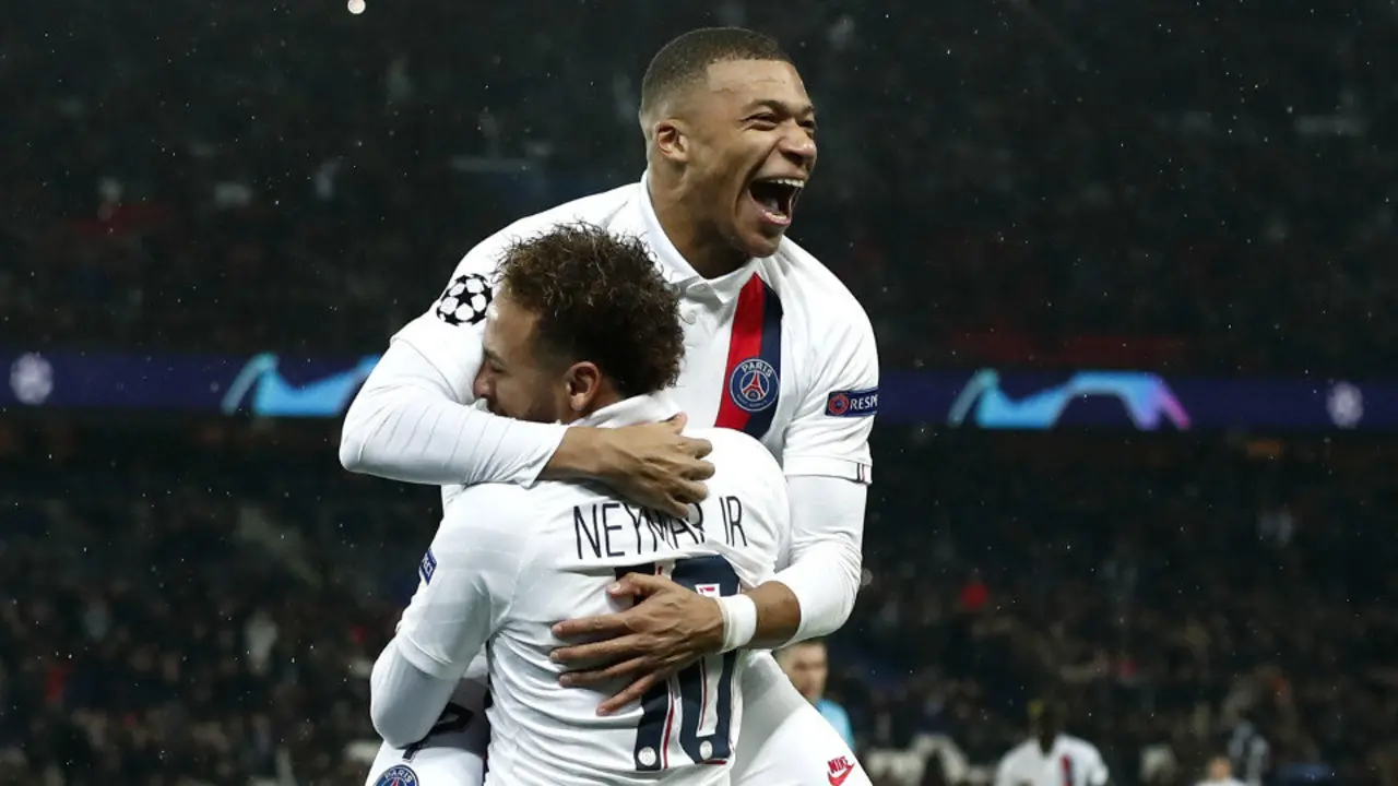 Mbappé y Neymar mantienen una excelente relación personal. IAN LANGSDON (EFE)