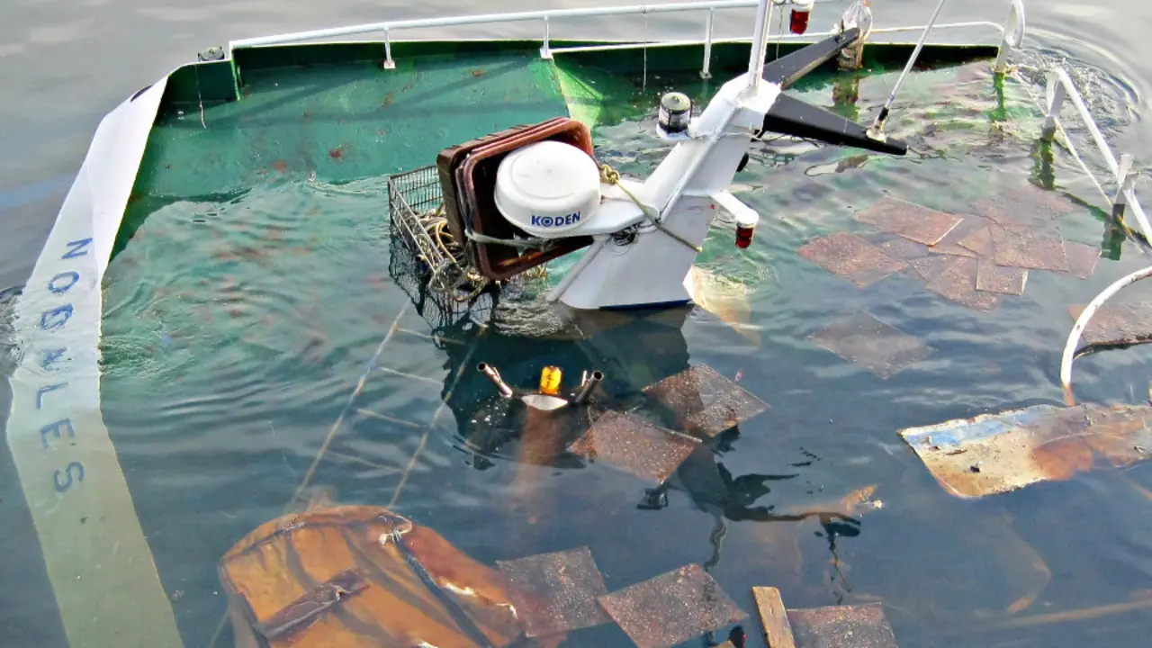 El bateeiro hundido en las aguas del puerto buenense. RICARDO RODRÍGUEZ