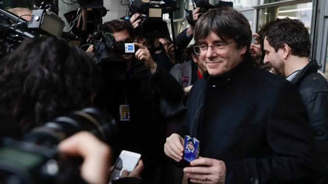 Carles Puigdemont, con su acreditación para el Parlamento Europeo. STEPHANIE LECOCQ (Efe)