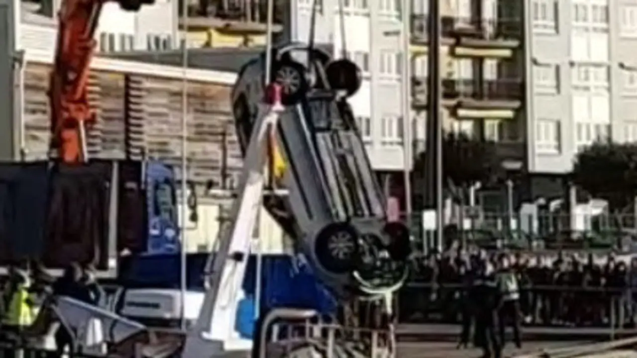 Coche retirado del agua en Viveiro