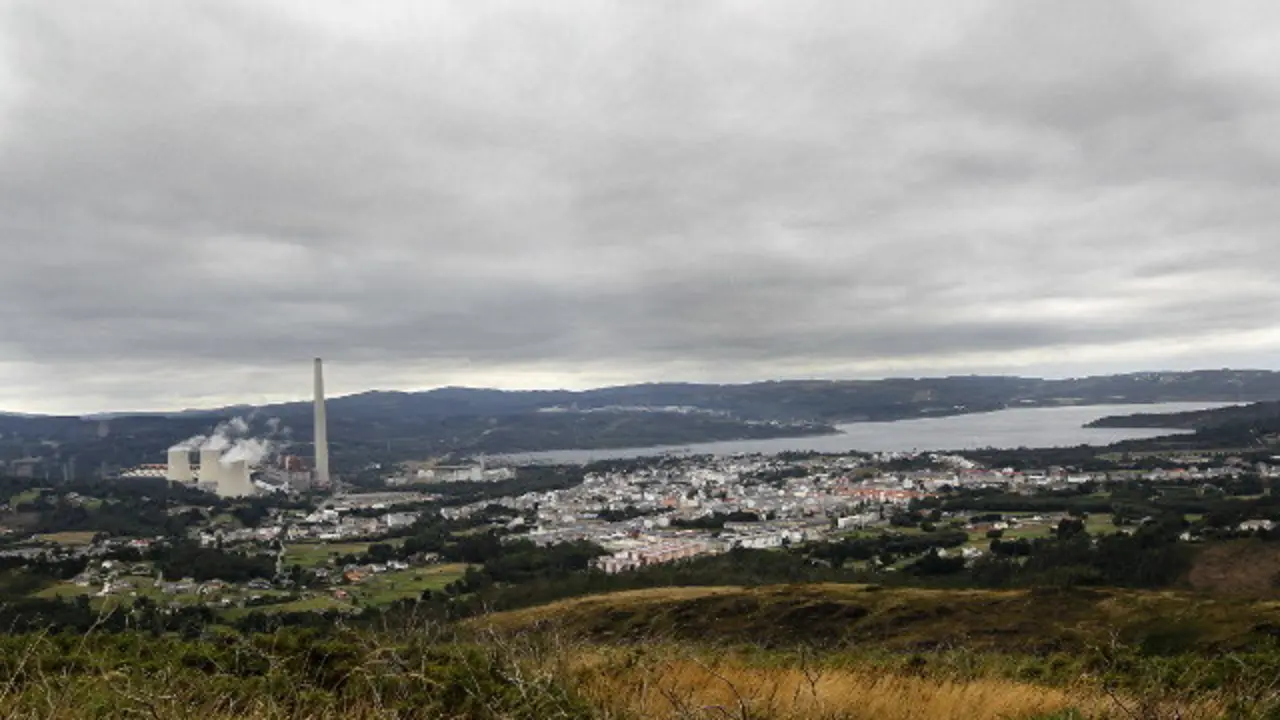 Vista de As Pontes, con la central y el lago artificial. ARCHIVO