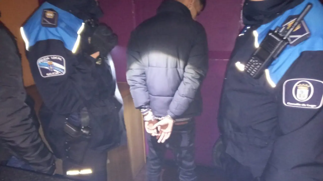 El detenido por un delito contra los agentes de la autoridad y otro de conducción temeraria. EP