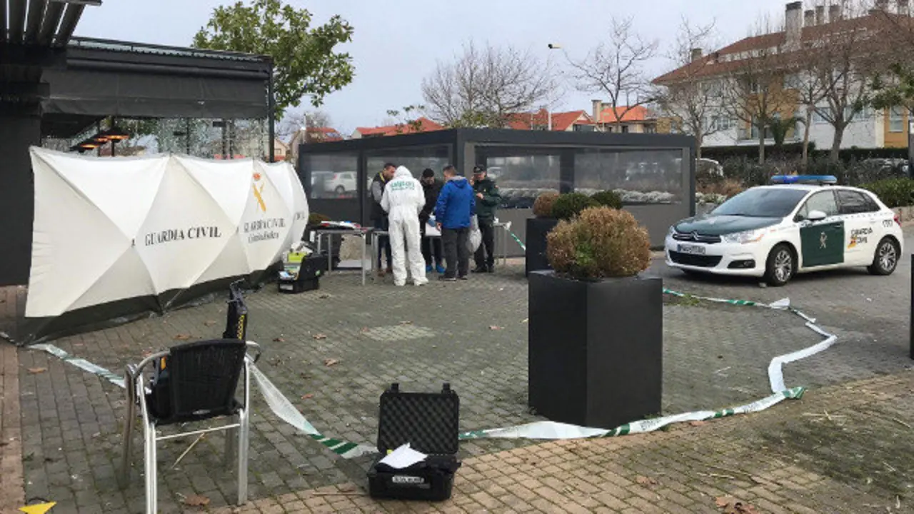 Expertos de criminalística de la Guardia Civil recogen pruebas en Bastiagueiro tras la muerte del hombre. CABALAR (EFE)