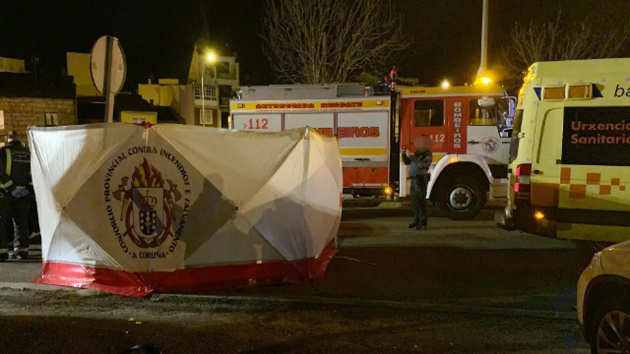 Efectivos do 061, Garda Civil e Bombeiros na zona do atropelo mortal en Rianxo. BOMBEIROS BOIRO