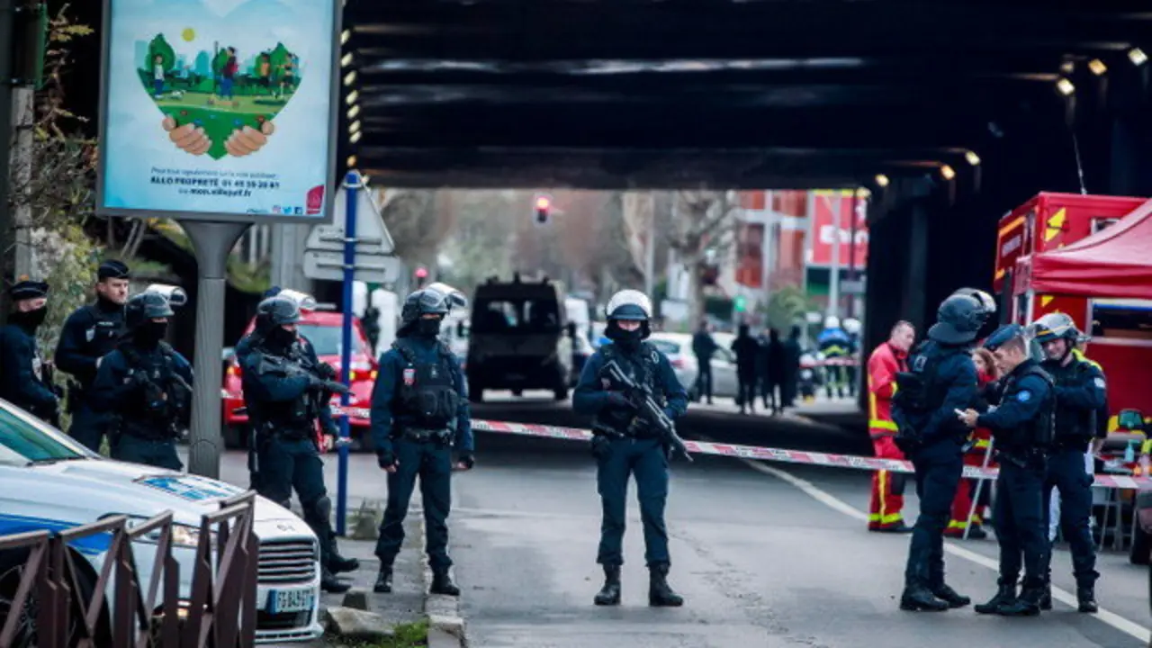 Policías no parque de Hautes-Bruyères, onde se produciu o suceso. CHRISTOPHE PETIT TESSON (EFE)