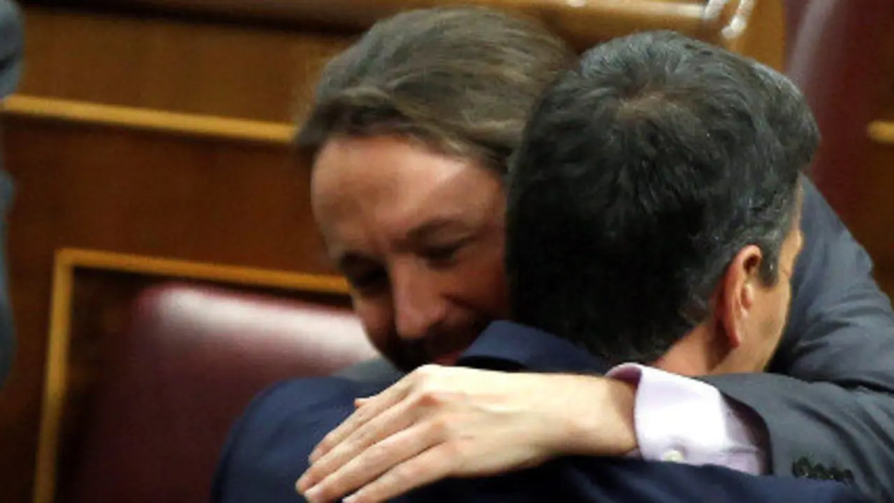 Pablo Iglesias y Pedro Sánchez se abrazan en la sesión de investidura. JUAN CARLOS HIDALGO