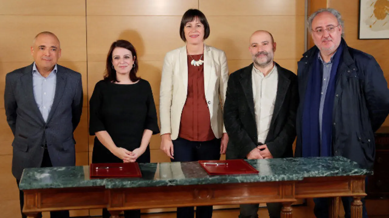Firma del acuerdo entre PSOE y BNG. EFE