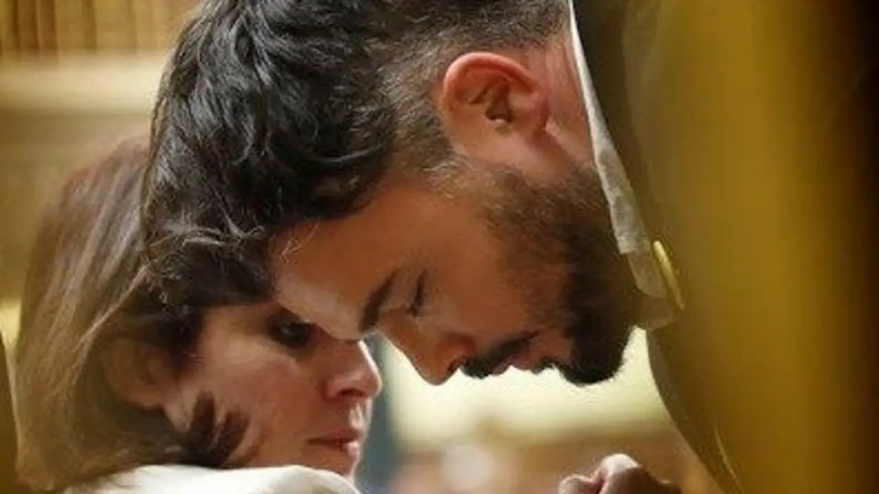 El portavoz de ERC, Gabriel Rufián, conversa con la portavoz del PSOE, Adriana Lastra. JUAN CARLOS HIDALGO