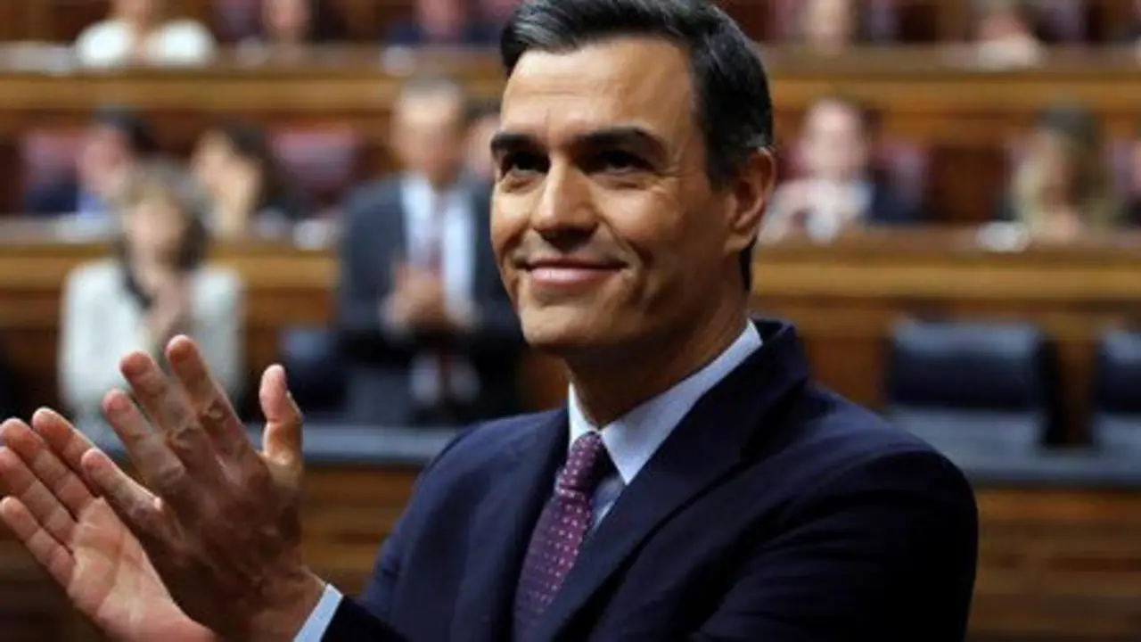 Sánchez responde al aplauso de los diputados de su partido y de los de Unidas Podemos tras finalizar su discurso. JUAN CARLOS HIDALGO