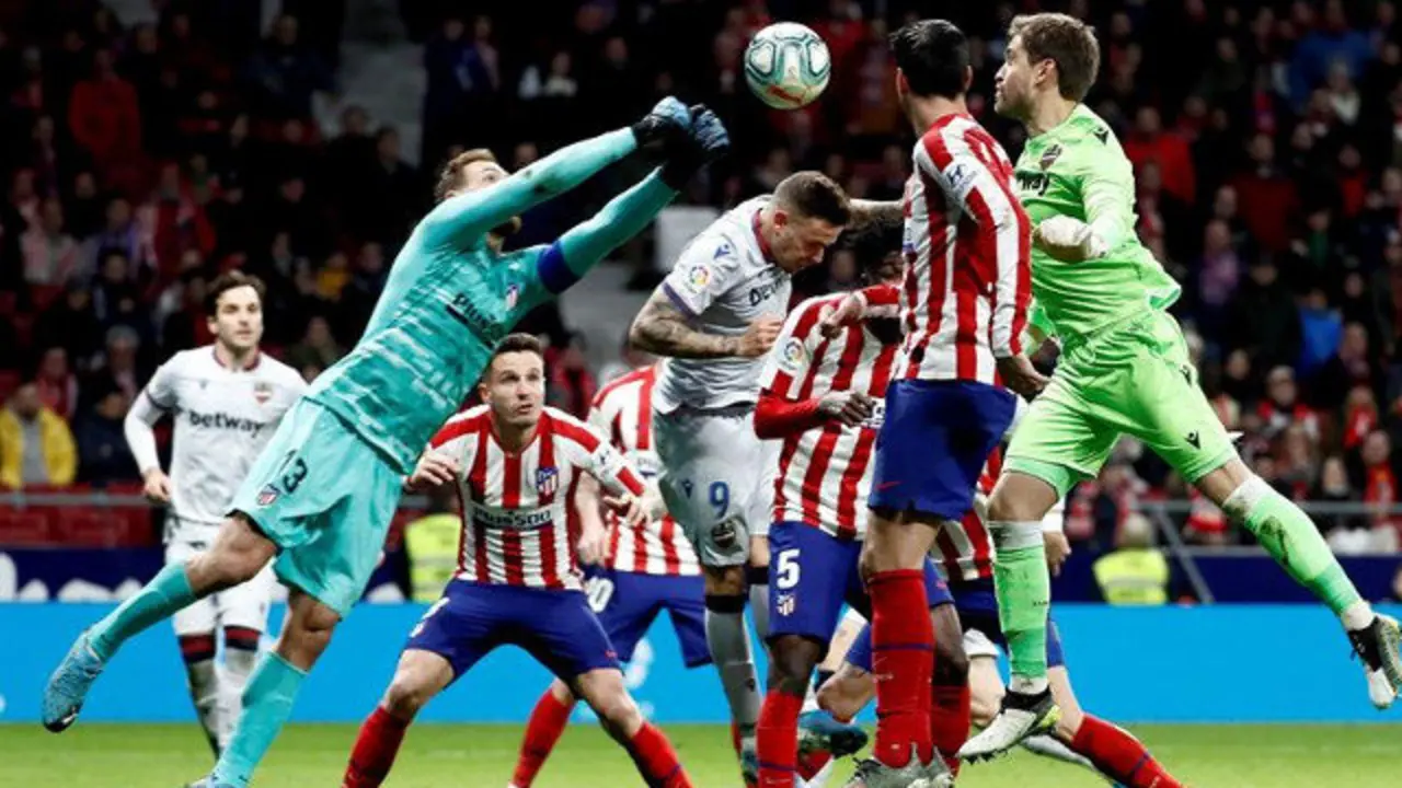 El portero del Levante Aitor Fernández (d) lucha con el portero esloveno del Atlético de Madrid Jan Oblak (i). MARISCAL
