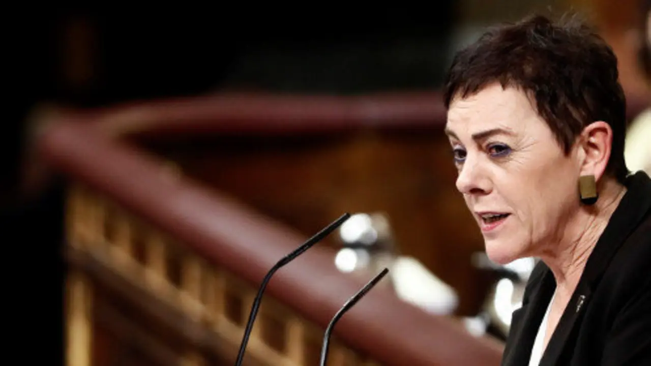 La portavoz de EH Bildu en el Congreso interviene durante la segunda jornada del debate de investidura. MARISCAL (Efe)