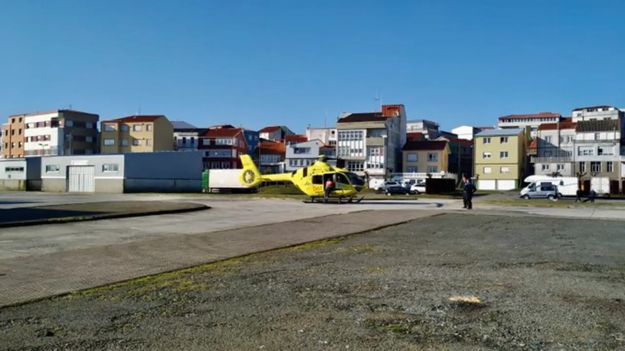 El helicóptero del 061, desplazado a Muxía. @HelicoSantiago