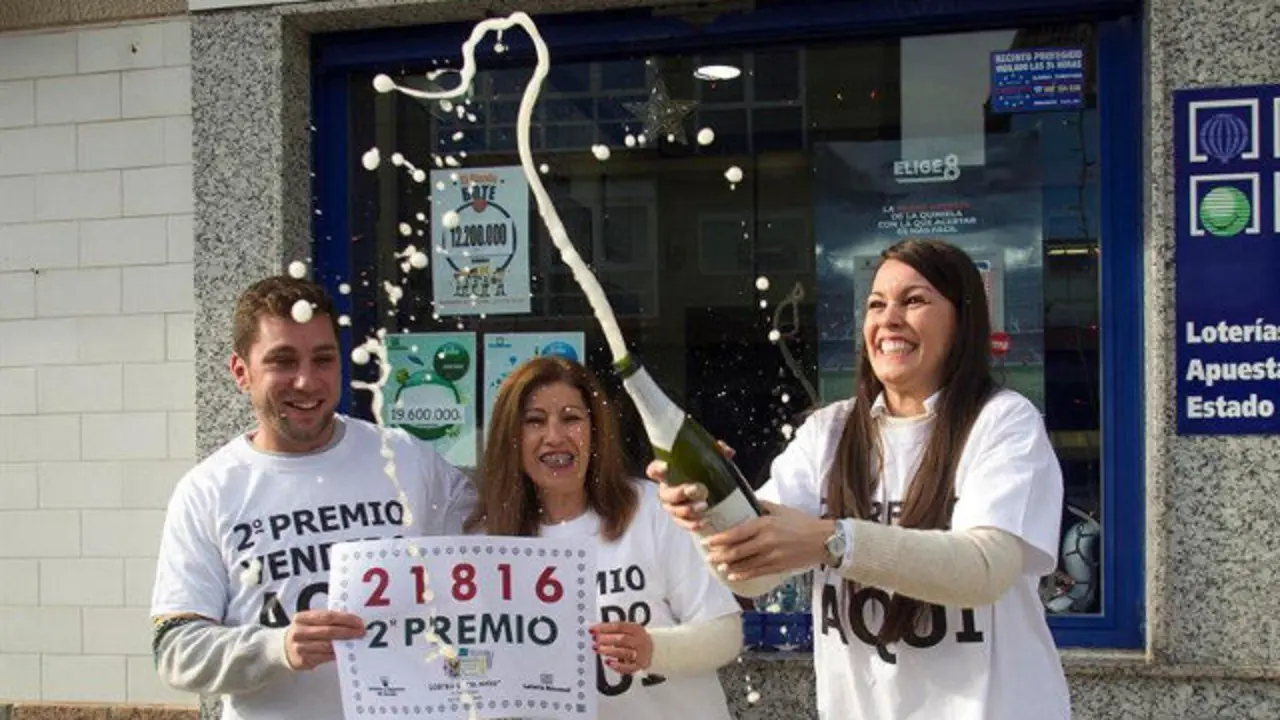 Dos d&eacute;cimos del segundo premio de la Loter&iacute;a del ni&ntilde;o, se han vendido en el despacho del Bar Par&iacute;s situado en la villa de Nigr&aacute;n. EFE / Salvador Sas