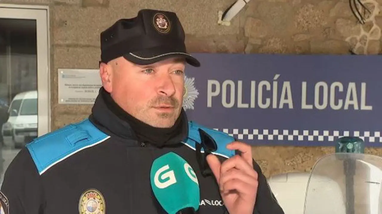 Diego, uno de los dos policías que salvaron a una mujer de morir atragantada en A Pobra. TVG