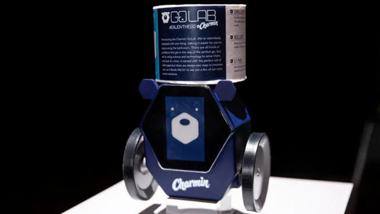 El robot te lleva el papel higiénico y controla el nivel de olor en el baño. ETIENNE LAURENT