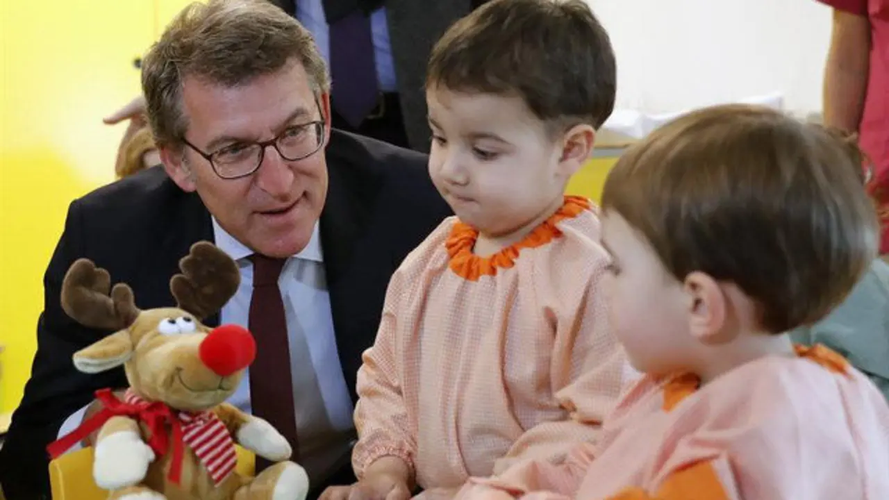 Feijóo, na súa visita a unha escola infantil. EFE