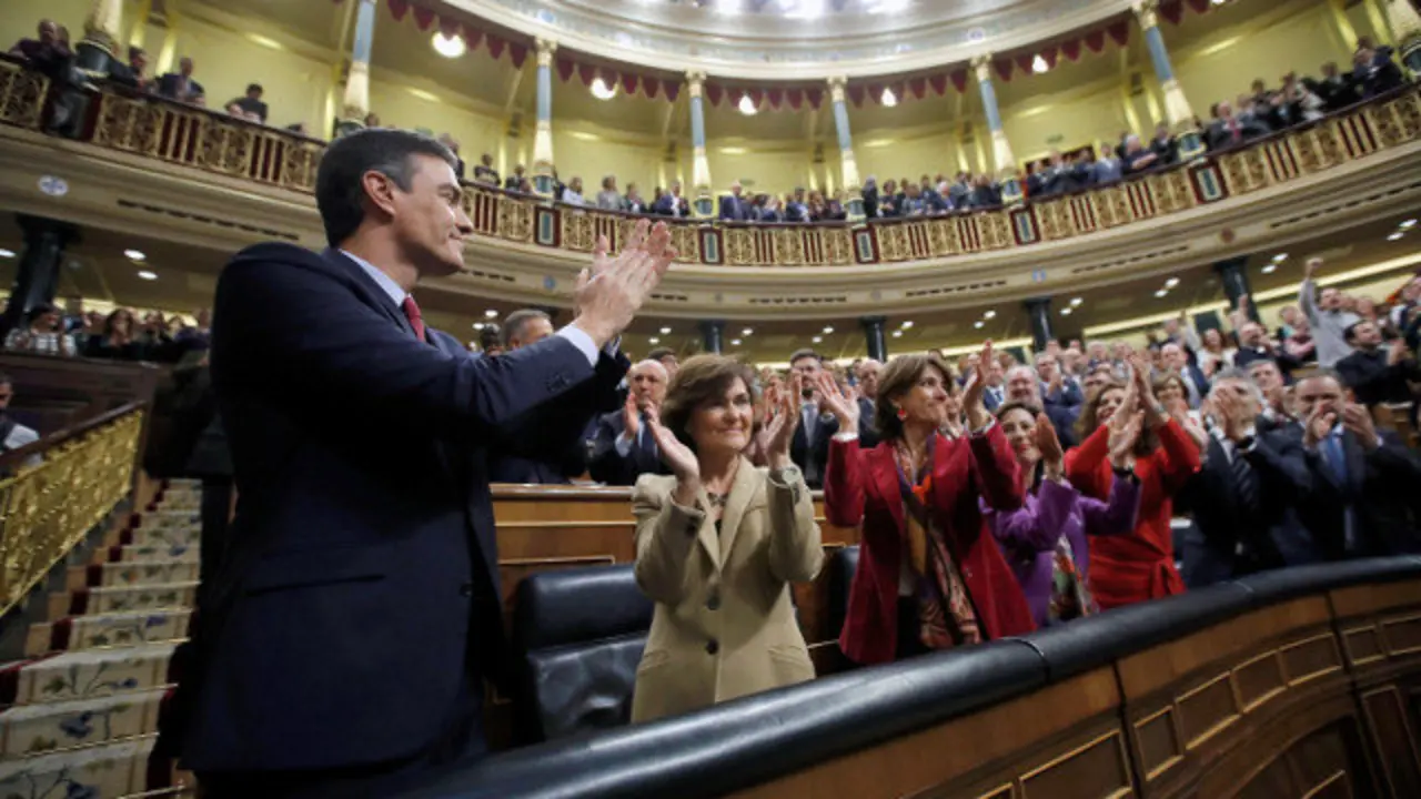 Pedro Sánchez y los diputados socialistas, celebrando el resultado de la votación. EFE