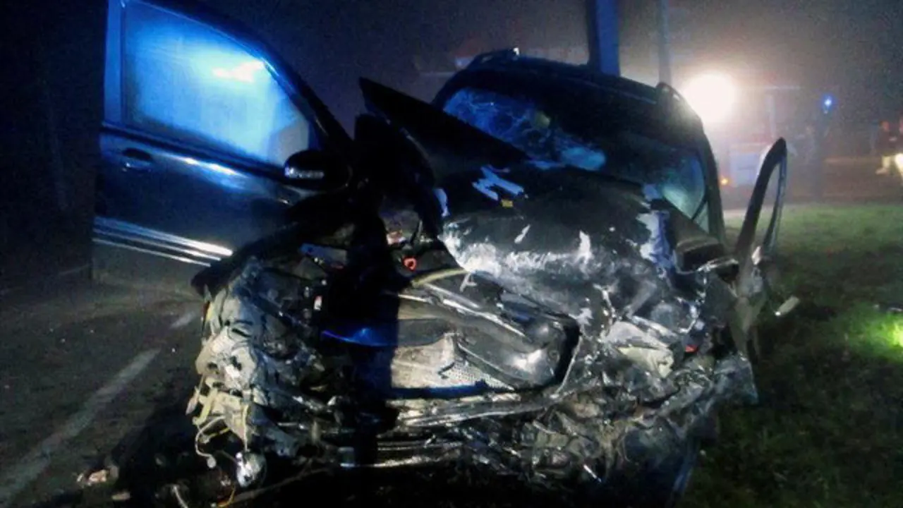 Uno de los vehículos implicados en el accidente de Cerceda. BOMBEROS DE ORDES