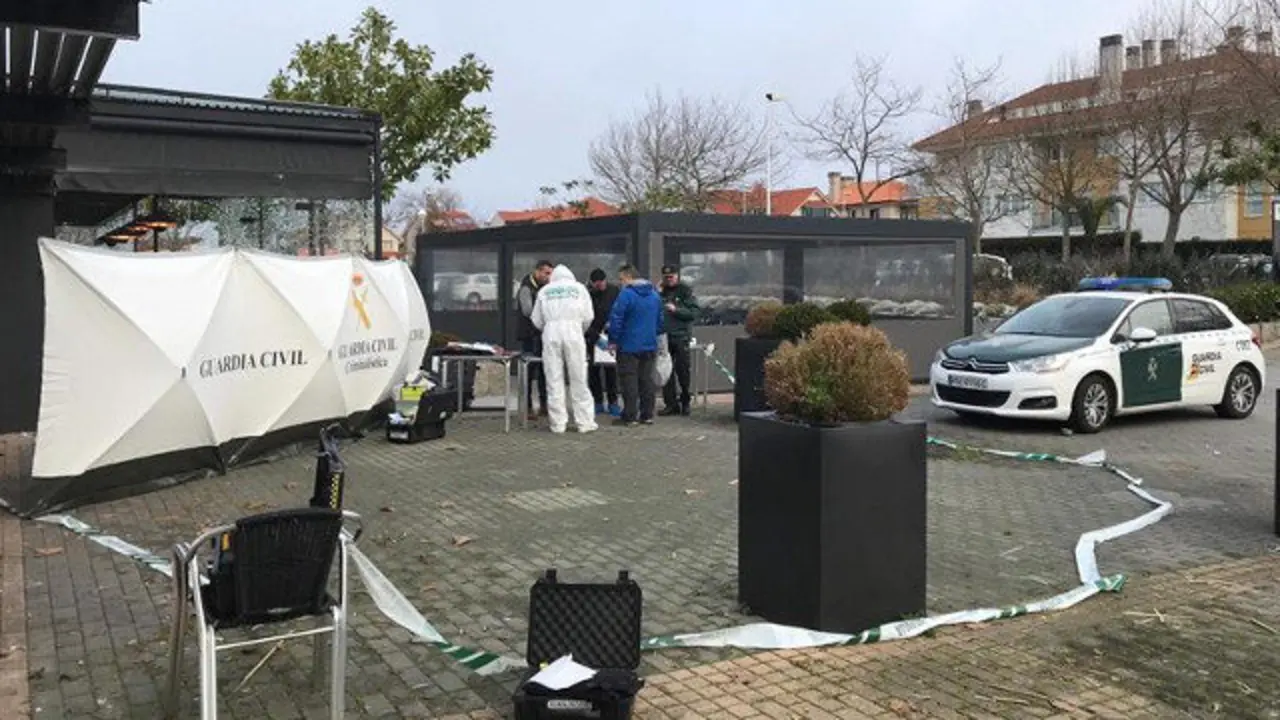 Expertos de criminalistica recogen pruebas tras la muerte de un hombre en un altercado en Oleiros. CABALAR