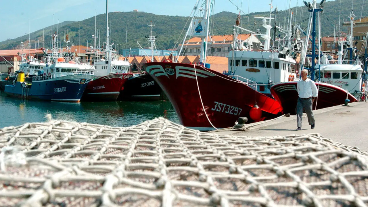Varios pesqueros atracados en puerto. ARCHIVO