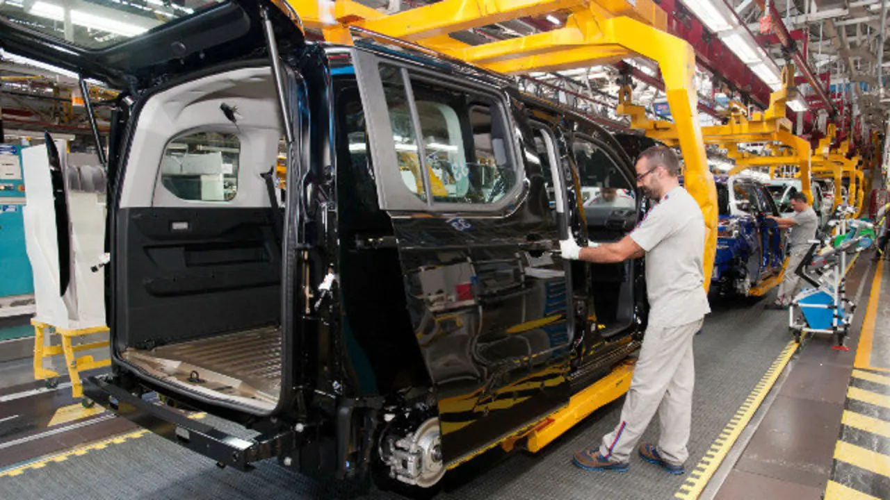 Traballadores na planta de PSA en Vigo. ARQUIVO