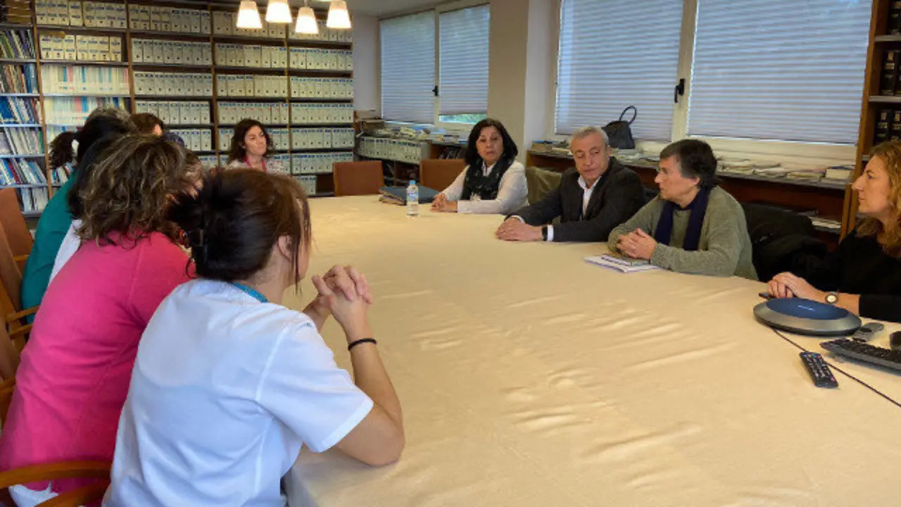 Guillermina Agulla reuniuse este venres con profesionais do Hospital de Verín. TWITTER