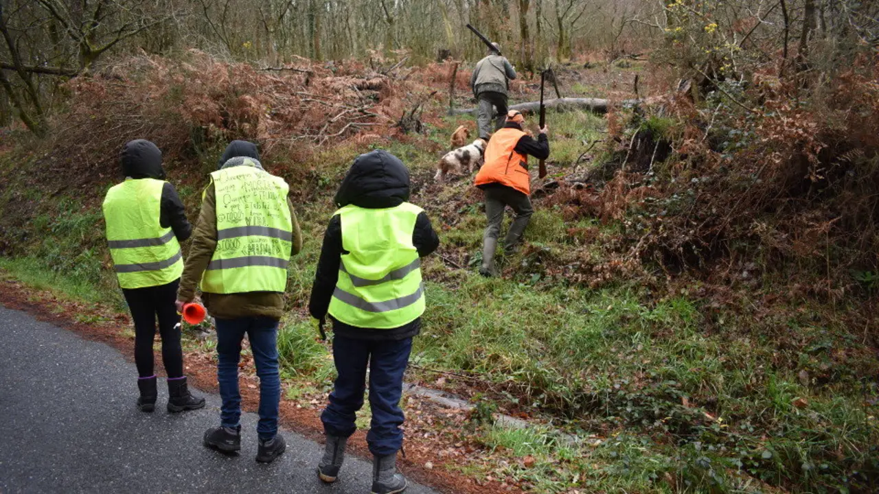 Animalistas (a la izquierda de la imagen) boicotean un campeonato de caza de zorro en Dozón. ADP