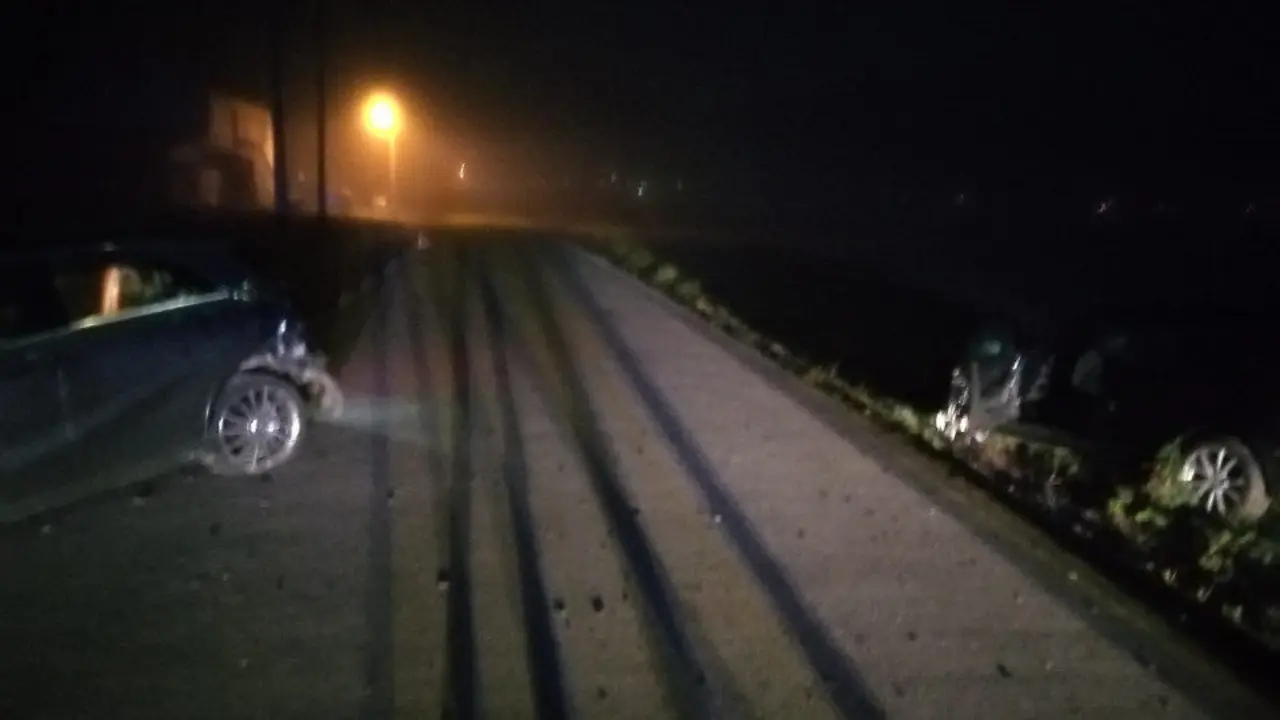 Los coches implicados, en el lugar del accidente. EP