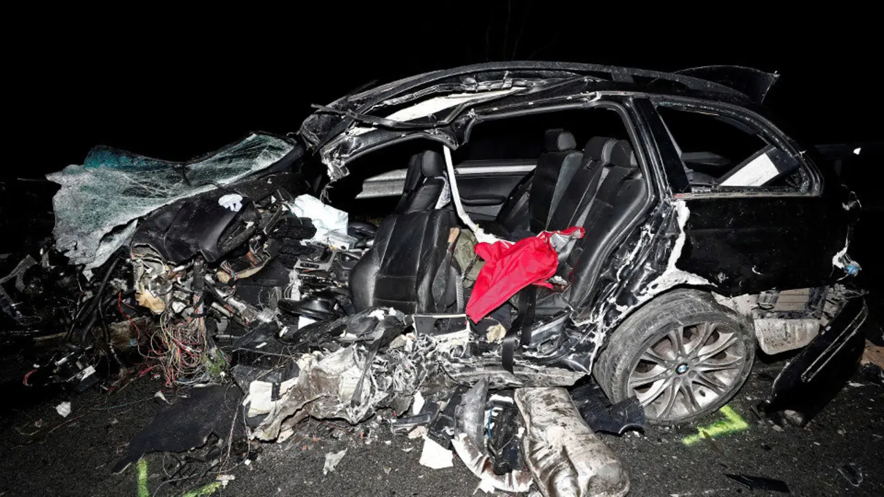 Estado en el que ha quedado uno de los vehículos implicados en el accidente. JESÚS DIGES (EFE)