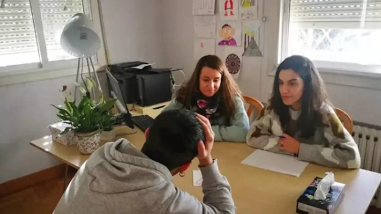 Aroa Rodríguez y Raquel Gallego, de la Fundación Amigó de Vigo, en terapia con un joven. FUNDACIÓN AMIGÓ