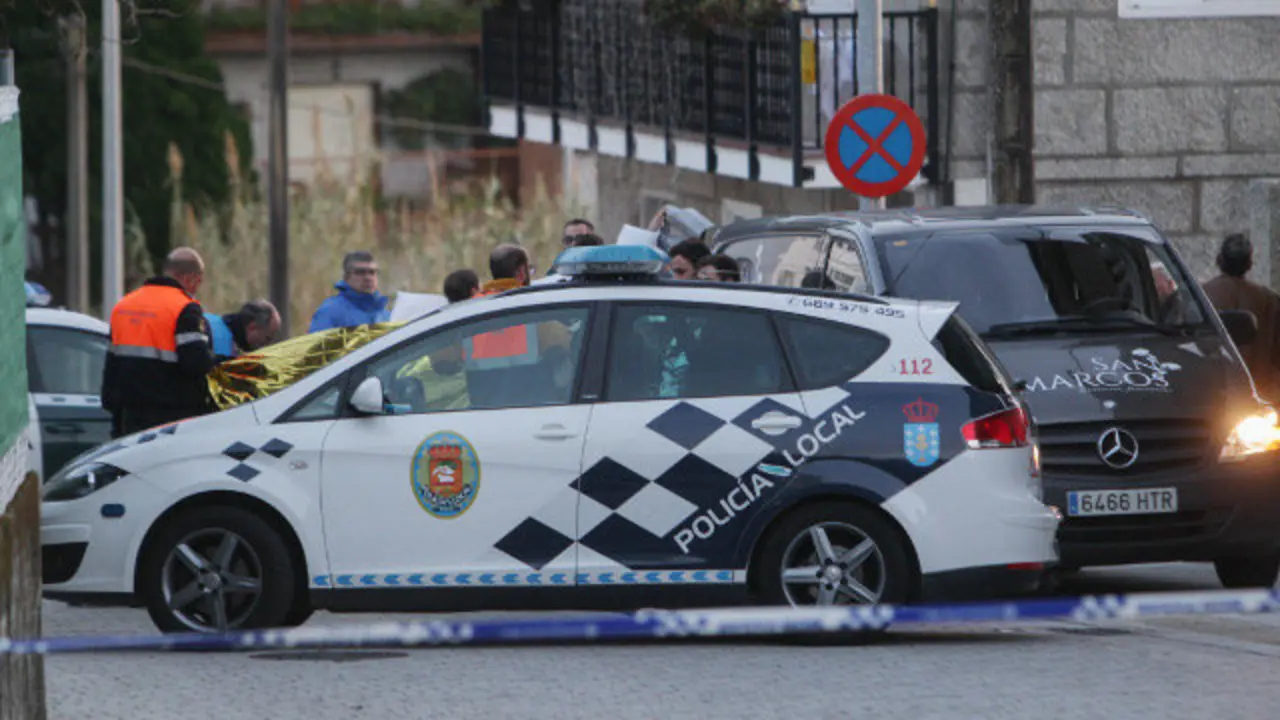 Efectivos da Policía Local en Campelo, no lugar onde faleceu un mozo este domingo. DAVID FREIRE