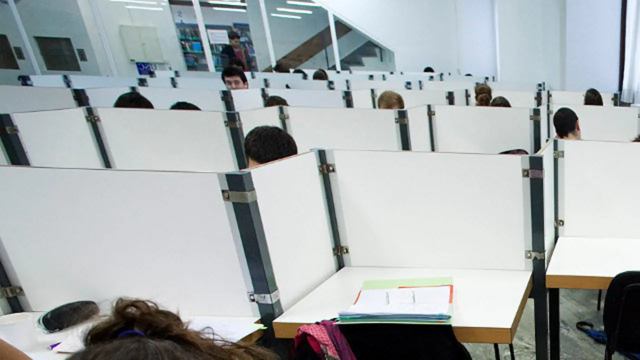 Alumnas de la facultad de medicina se aplican para los examanes.