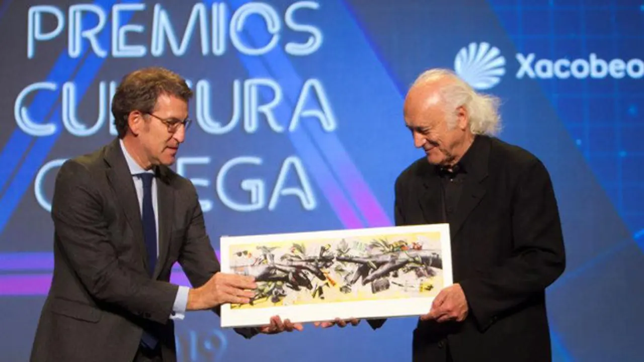 Feijoo (i) entrega el premio de Música al cantautor Amancio Prada