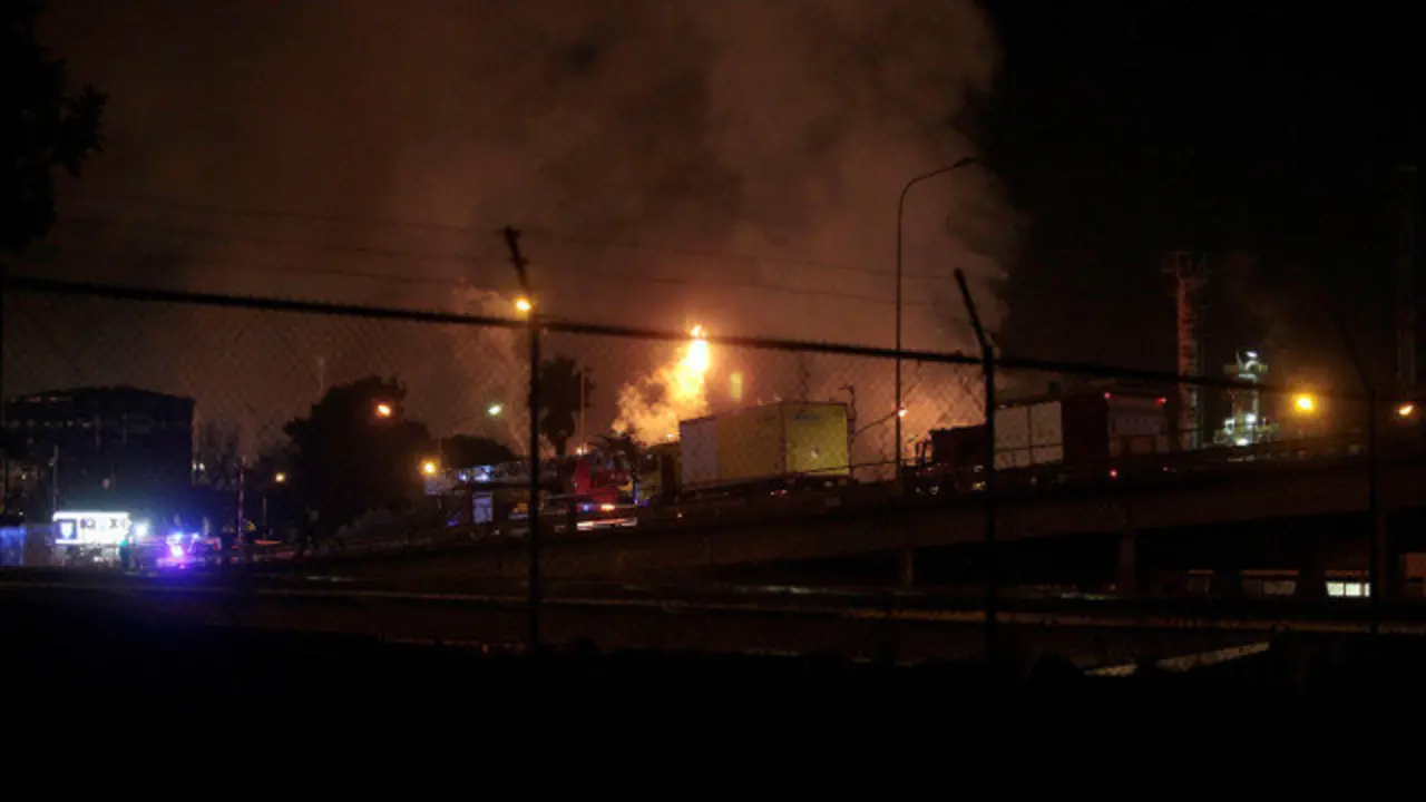 Incendio en el polígono sur de Tarragona. JAUME SANJUAN (EFE)