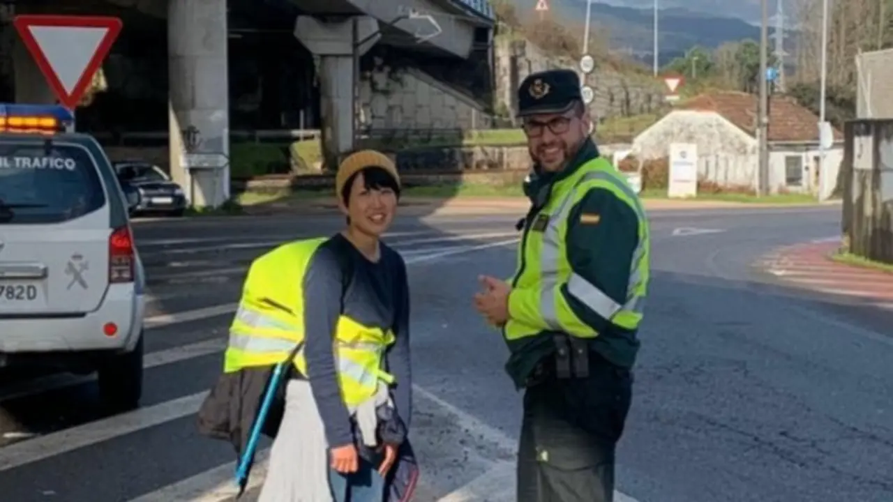 Un agente orienta a la peregrina que caminaba por la A-55.DGT
