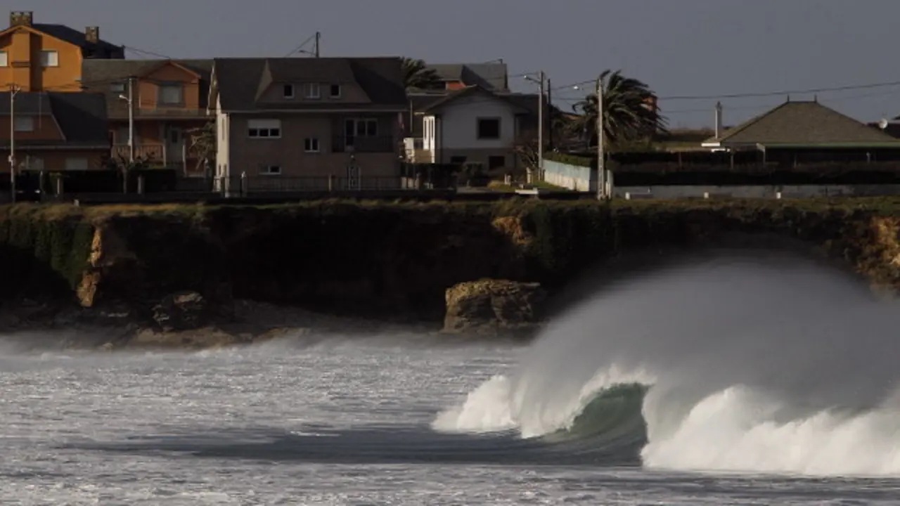 Oleaje en la playa de Arealonga. EFE