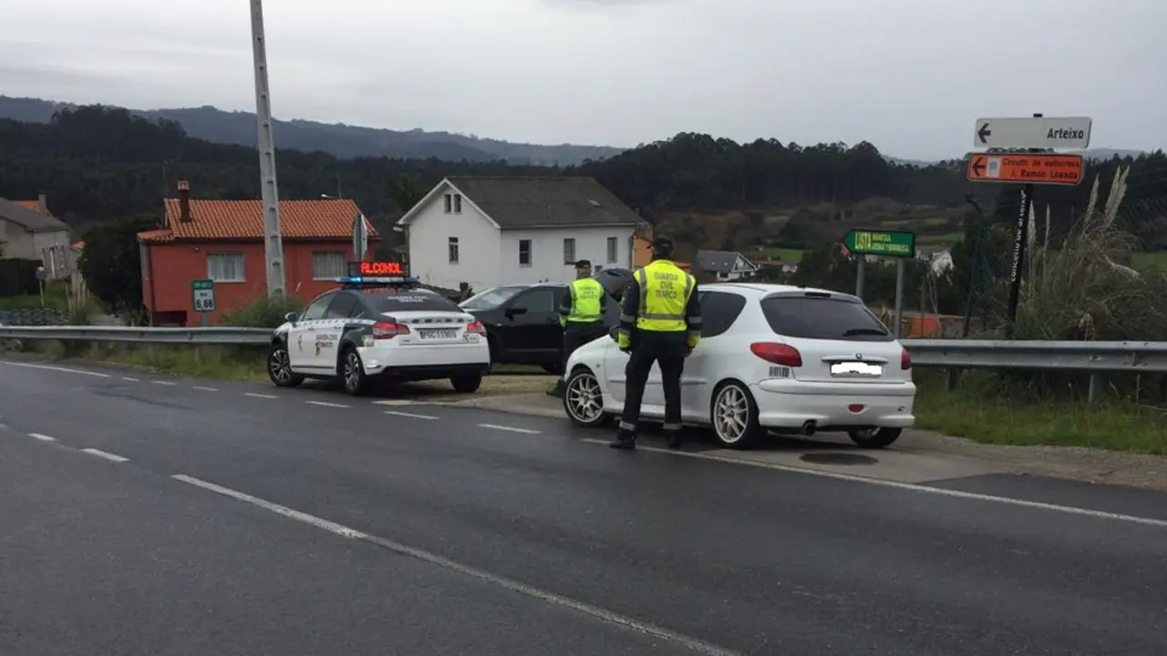 Agentes de la Guardia Civil le hicieron la prueba de alcoholemia al conductor tras el accidente. EP